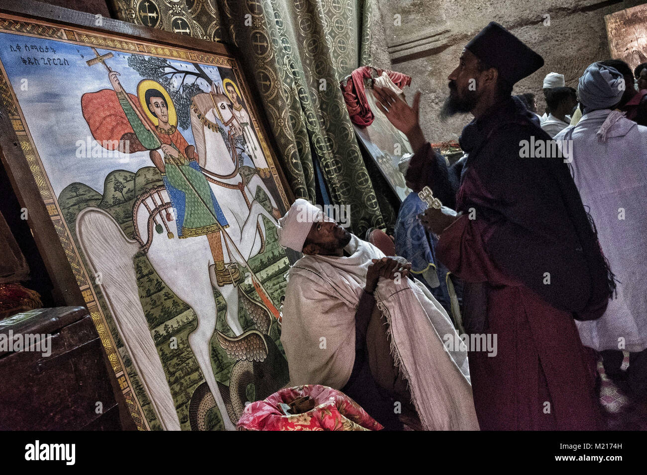 Lalibela, Amhara Region, Etiopia. Gen 5, 2018. I monaci all'interno del Biete Giyorgis (chiesa di Saint George) in Lalibela.Durante i primi giorni di gennaio, migliaia di ortodossa etiope di pellegrini cristiani vai alla città di Lalibela per visitare il ''Nuova Gerusalemme". Questa città santa è composta da 11 interconnessi chiese scolpite a mano che sono collegati attraverso una serie di labirinti e gallerie.I primi giorni di gennaio di contrassegnare la celebrazione di Genna (noto anche come Ledet), che è la versione di Natale del calendario etiope. Durante questa celebrazione, il viaggio dei pellegrini al sacro l Foto Stock