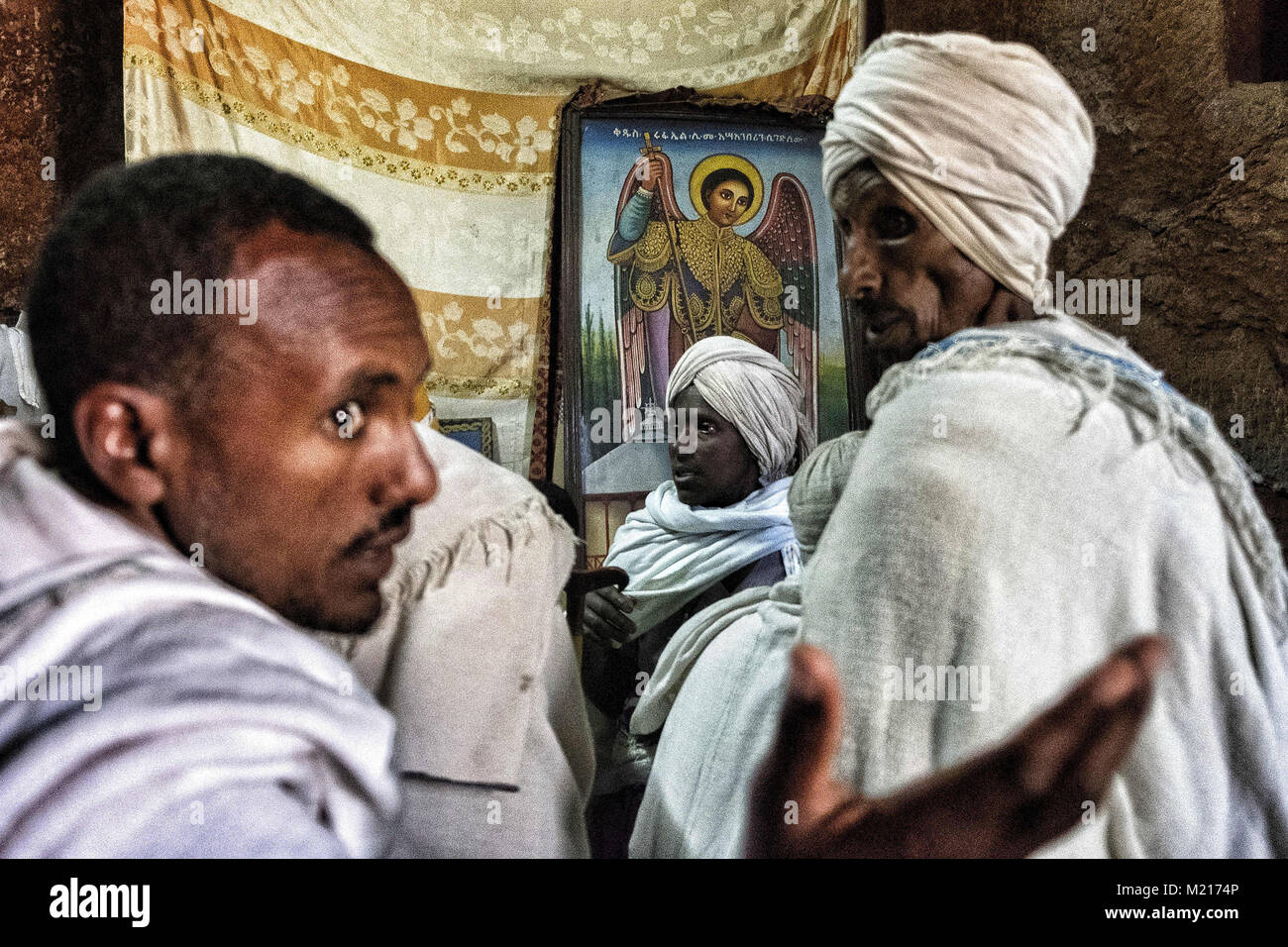 Lalibela, Amhara Region, Etiopia. Il 6 gennaio, 2018. Pellegrini all'interno del Biete Giyorgis (chiesa di Saint George).Durante i primi giorni di gennaio, migliaia di ortodossa etiope di pellegrini cristiani vai alla città di Lalibela per visitare il ''Nuova Gerusalemme". Questa città santa è composta da 11 interconnessi chiese scolpite a mano che sono collegati attraverso una serie di labirinti e gallerie.I primi giorni di gennaio di contrassegnare la celebrazione di Genna (noto anche come Ledet), che è la versione di Natale del calendario etiope. Durante questa celebrazione, i pellegrini di viaggio per la terra sacra di La Foto Stock