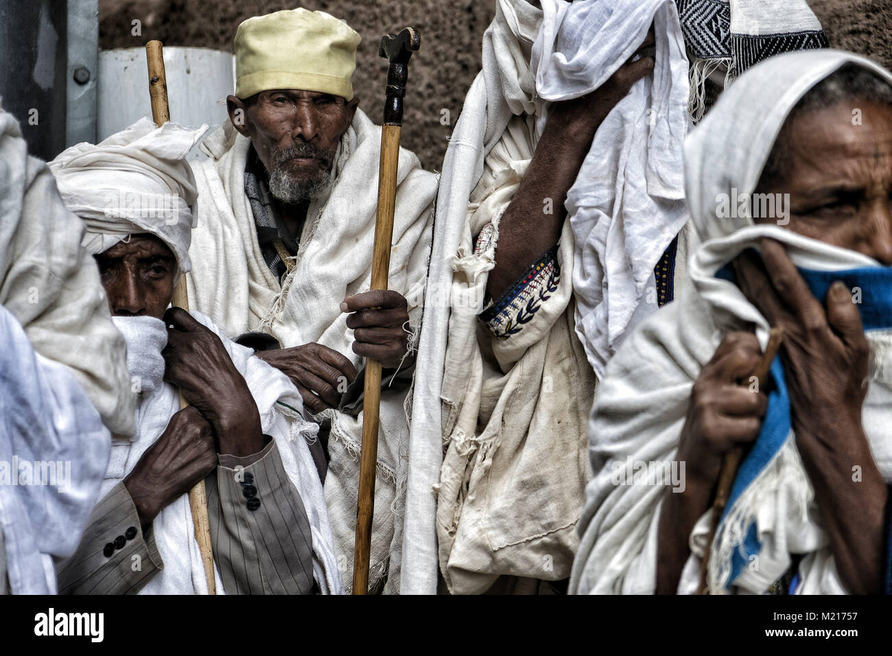 Lalibela, Amhara Region, Etiopia. Gen 5, 2018. Pellegrini riposo dopo giorni a piedi per raggiungere Lalibela.Durante i primi giorni di gennaio, migliaia di ortodossa etiope di pellegrini cristiani vai alla città di Lalibela per visitare il ''Nuova Gerusalemme". Questa città santa è composta da 11 interconnessi chiese scolpite a mano che sono collegati attraverso una serie di labirinti e gallerie.I primi giorni di gennaio di contrassegnare la celebrazione di Genna (noto anche come Ledet), che è la versione di Natale del calendario etiope. Durante questa celebrazione, i pellegrini di viaggio per la terra sacra di Lalibela Foto Stock