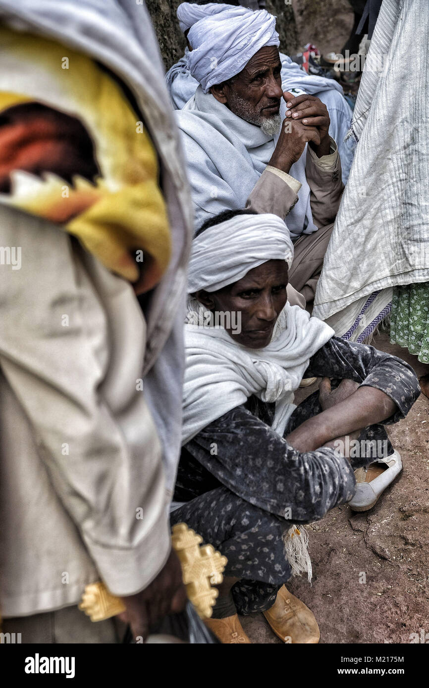 Lalibela, Amhara Region, Etiopia. Gen 5, 2018. Pellegrini riposo dopo giorni a piedi per raggiungere Lalibela.Durante i primi giorni di gennaio, migliaia di ortodossa etiope di pellegrini cristiani vai alla città di Lalibela per visitare il ''Nuova Gerusalemme". Questa città santa è composta da 11 interconnessi chiese scolpite a mano che sono collegati attraverso una serie di labirinti e gallerie.I primi giorni di gennaio di contrassegnare la celebrazione di Genna (noto anche come Ledet), che è la versione di Natale del calendario etiope. Durante questa celebrazione, i pellegrini di viaggio per la terra sacra di Lalibela Foto Stock