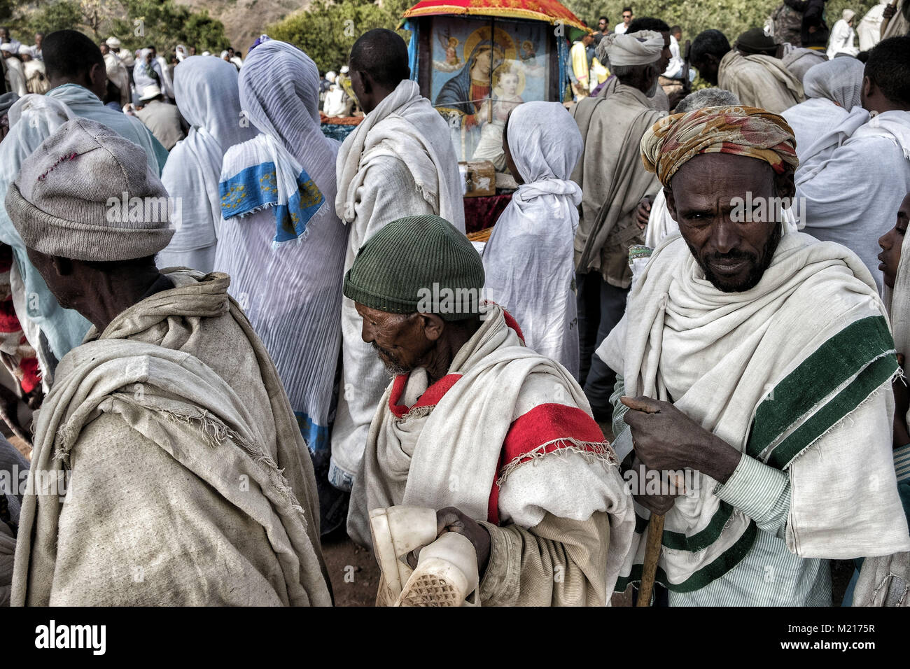 Lalibela, Amhara Region, Etiopia. Il 6 gennaio, 2018. Pellegrini in attesa di entrare nel Biete Giyorgis (chiesa di Saint George).Durante i primi giorni di gennaio, migliaia di ortodossa etiope di pellegrini cristiani vai alla città di Lalibela per visitare il ''Nuova Gerusalemme". Questa città santa è composta da 11 interconnessi chiese scolpite a mano che sono collegati attraverso una serie di labirinti e gallerie.I primi giorni di gennaio di contrassegnare la celebrazione di Genna (noto anche come Ledet), che è la versione di Natale del calendario etiope. Durante questa celebrazione, il viaggio dei pellegrini al sacro Foto Stock