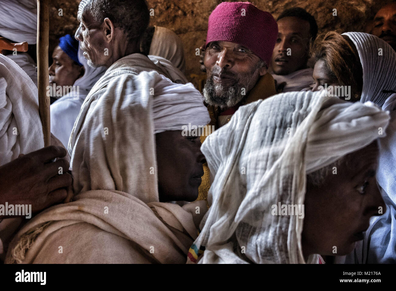 Lalibela, Amhara Region, Etiopia. Il 7 gennaio, 2018. I pellegrini in attesa di entrare in una delle chiese di Lalibela.Durante i primi giorni di gennaio, migliaia di ortodossa etiope di pellegrini cristiani vai alla città di Lalibela per visitare il ''Nuova Gerusalemme". Questa città santa è composta da 11 interconnessi chiese scolpite a mano che sono collegati attraverso una serie di labirinti e gallerie.I primi giorni di gennaio di contrassegnare la celebrazione di Genna (noto anche come Ledet), che è la versione di Natale del calendario etiope. Durante questa celebrazione, i pellegrini di viaggio per la terra sacra di Lali Foto Stock