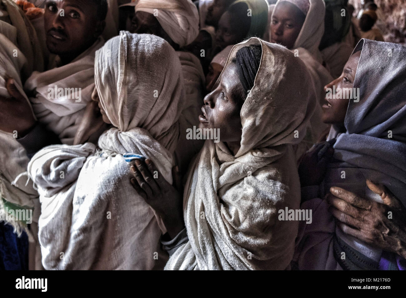 Lalibela, Amhara Region, Etiopia. Il 6 gennaio, 2018. I pellegrini in attesa di entrare in una delle chiese di Lalibela.Durante i primi giorni di gennaio, migliaia di ortodossa etiope di pellegrini cristiani vai alla città di Lalibela per visitare il ''Nuova Gerusalemme". Questa città santa è composta da 11 interconnessi chiese scolpite a mano che sono collegati attraverso una serie di labirinti e gallerie.I primi giorni di gennaio di contrassegnare la celebrazione di Genna (noto anche come Ledet), che è la versione di Natale del calendario etiope. Durante questa celebrazione, i pellegrini di viaggio per la terra sacra di Lali Foto Stock