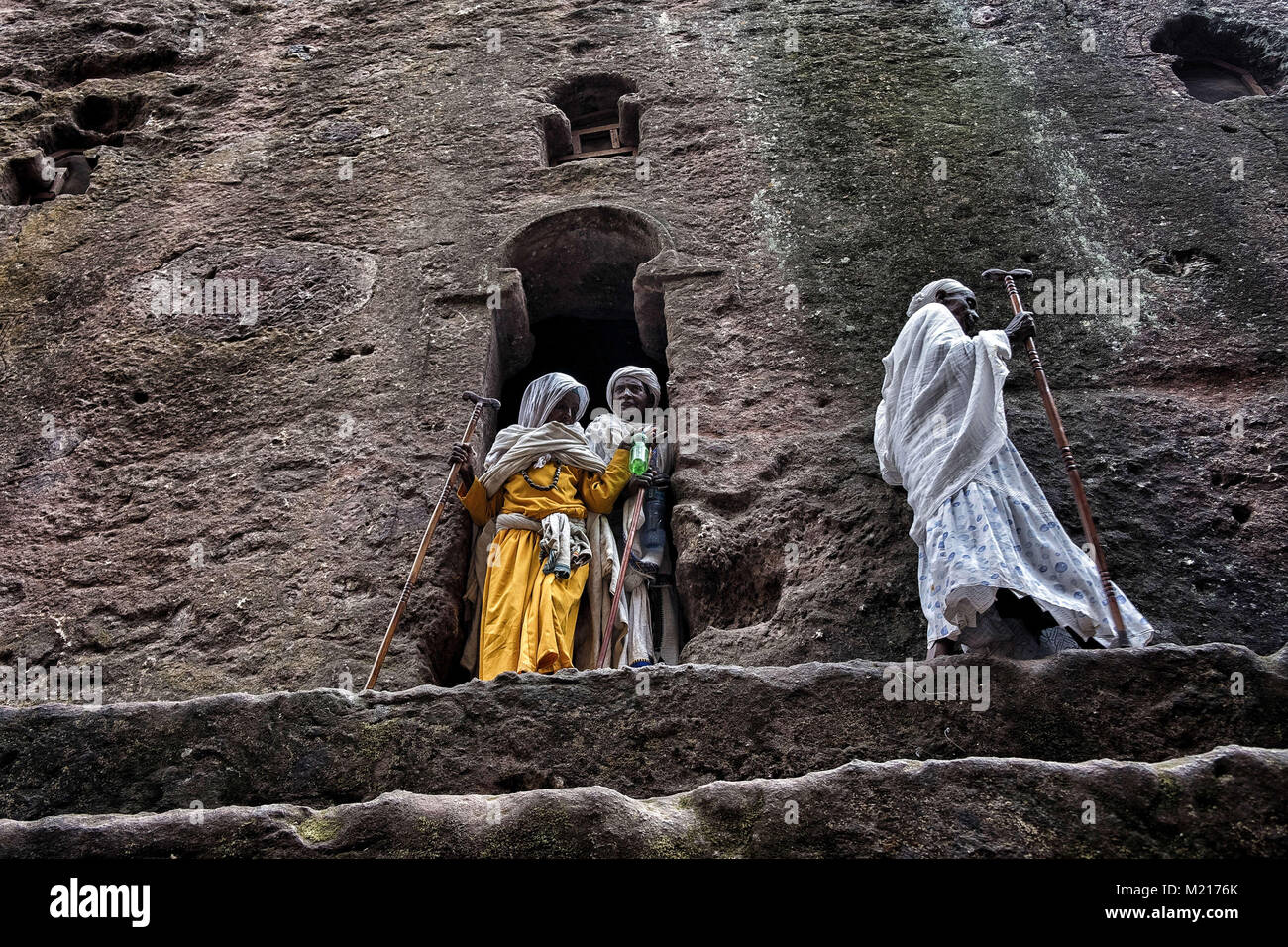 Lalibela, Amhara Region, Etiopia. Il 7 gennaio, 2018. Pellegrini lasciando il Meskel Biete (Casa della Croce).Durante i primi giorni di gennaio, migliaia di ortodossa etiope di pellegrini cristiani vai alla città di Lalibela per visitare il ''Nuova Gerusalemme". Questa città santa è composta da 11 interconnessi chiese scolpite a mano che sono collegati attraverso una serie di labirinti e gallerie.I primi giorni di gennaio di contrassegnare la celebrazione di Genna (noto anche come Ledet), che è la versione di Natale del calendario etiope. Durante questa celebrazione, i pellegrini di viaggio per la terra sacra di Lalibel Foto Stock