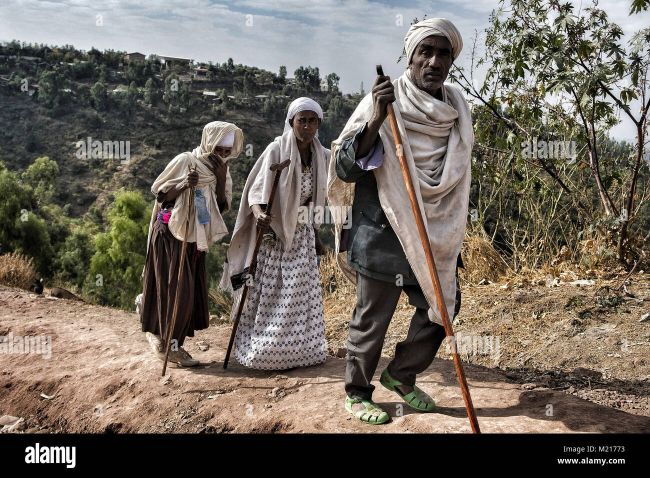 Lalibela, Amhara Region, Etiopia. Il 6 gennaio, 2018. I pellegrini che arrivano a Lalibela dopo giorni di cammino.Durante i primi giorni di gennaio, migliaia di ortodossa etiope di pellegrini cristiani vai alla città di Lalibela per visitare il ''Nuova Gerusalemme". Questa città santa è composta da 11 interconnessi chiese scolpite a mano che sono collegati attraverso una serie di labirinti e gallerie.I primi giorni di gennaio di contrassegnare la celebrazione di Genna (noto anche come Ledet), che è la versione di Natale del calendario etiope. Durante questa celebrazione, i pellegrini di viaggio per la terra sacra di Lalibela in e Foto Stock