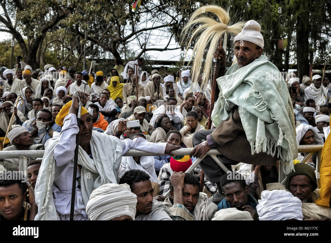 Lalibela, Amhara Region, Etiopia. Il 6 gennaio, 2018. I pellegrini in attesa per la preghiera in Lalibela.Durante i primi giorni di gennaio, migliaia di ortodossa etiope di pellegrini cristiani vai alla città di Lalibela per visitare il ''Nuova Gerusalemme". Questa città santa è composta da 11 interconnessi chiese scolpite a mano che sono collegati attraverso una serie di labirinti e gallerie.I primi giorni di gennaio di contrassegnare la celebrazione di Genna (noto anche come Ledet), che è la versione di Natale del calendario etiope. Durante questa celebrazione, i pellegrini di viaggio per la terra sacra di Lalibela di esperienza Foto Stock