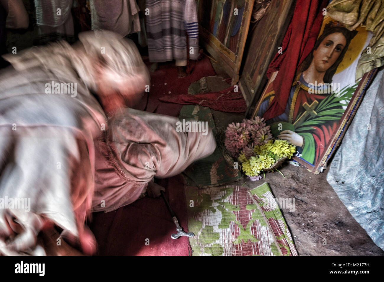Lalibela, Amhara Region, Etiopia. Il 7 gennaio, 2018. Le donne di pregare all'interno del Biete Denagel (Casa delle vergini) in Lalibela.Durante i primi giorni di gennaio, migliaia di ortodossa etiope di pellegrini cristiani vai alla città di Lalibela per visitare il ''Nuova Gerusalemme". Questa città santa è composta da 11 interconnessi chiese scolpite a mano che sono collegati attraverso una serie di labirinti e gallerie.I primi giorni di gennaio di contrassegnare la celebrazione di Genna (noto anche come Ledet), che è la versione di Natale del calendario etiope. Durante questa celebrazione, il viaggio dei pellegrini al sacro Foto Stock