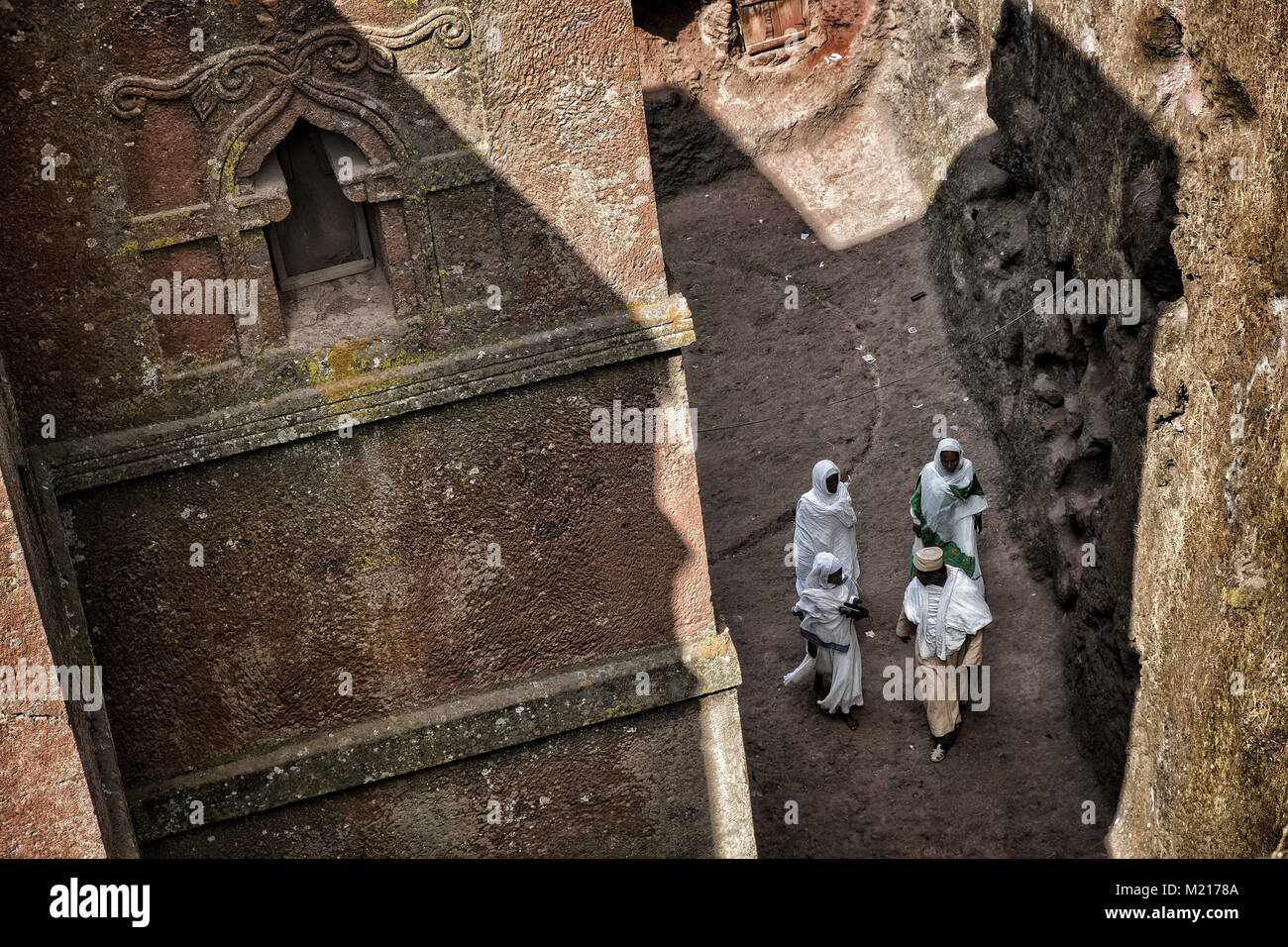 Lalibela, Amhara Region, Etiopia. Il 7 gennaio, 2018. Pellegrini a piedi attorno al Biete Giyorgis (chiesa di Saint George).Durante i primi giorni di gennaio, migliaia di ortodossa etiope di pellegrini cristiani vai alla città di Lalibela per visitare il ''Nuova Gerusalemme". Questa città santa è composta da 11 interconnessi chiese scolpite a mano che sono collegati attraverso una serie di labirinti e gallerie.I primi giorni di gennaio di contrassegnare la celebrazione di Genna (noto anche come Ledet), che è la versione di Natale del calendario etiope. Durante questa celebrazione, il viaggio dei pellegrini al sacro la Foto Stock