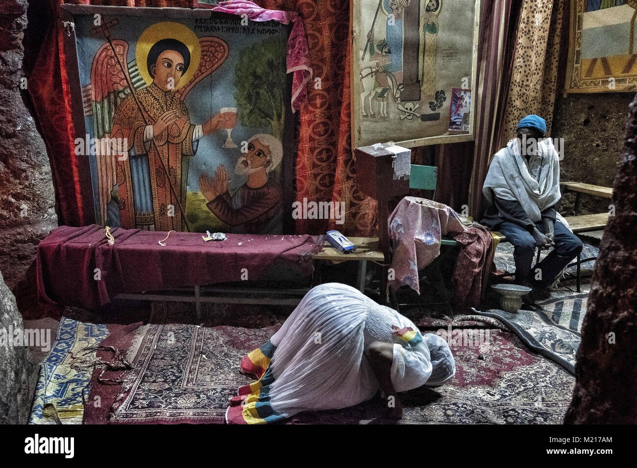 Lalibela, Amhara Region, Etiopia. Il 7 gennaio, 2018. Una donna orante all'interno di una chiesa di Lalibela.Durante i primi giorni di gennaio, migliaia di ortodossa etiope di pellegrini cristiani vai alla città di Lalibela per visitare il ''Nuova Gerusalemme". Questa città santa è composta da 11 interconnessi chiese scolpite a mano che sono collegati attraverso una serie di labirinti e gallerie.I primi giorni di gennaio di contrassegnare la celebrazione di Genna (noto anche come Ledet), che è la versione di Natale del calendario etiope. Durante questa celebrazione, i pellegrini di viaggio per la terra sacra di Lalibela all esperienza acquisita negli stati Foto Stock