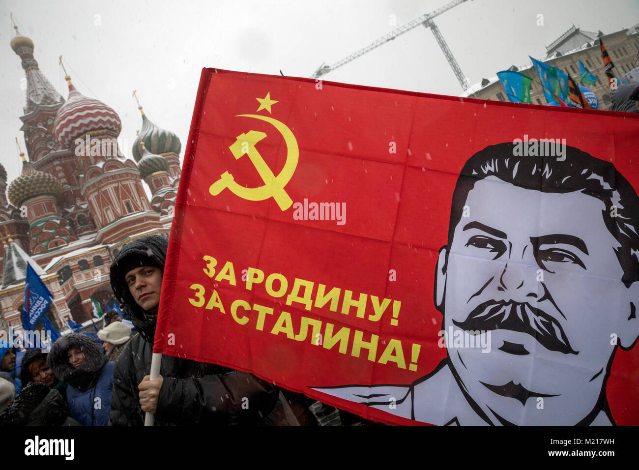 Mosca, Russia - Febbraio 3, 2018: la gente a prendere parte ad una manifestazione dal titolo "La Russia è nel mio cuore!" in Vasilyevsky Spusk Square vicino a Mosca del Cremlino. Credito: Nikolay Vinokurov/Alamy Live News Foto Stock