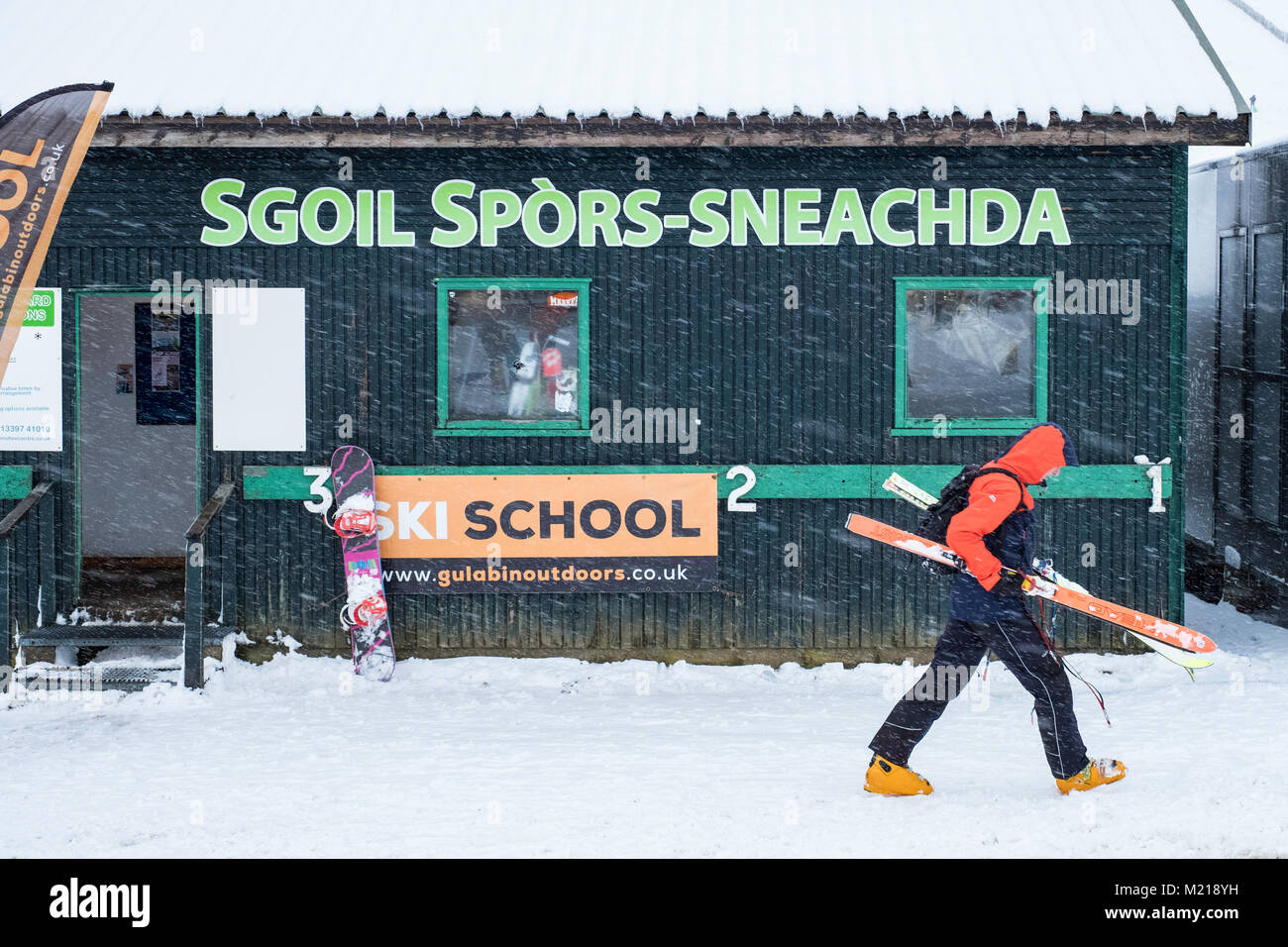 Glenshee, Scotland, Regno Unito. Il 3 febbraio, 2018. Nuova neve cade a Glenshee Ski Centre nei Cairngorms portato molti sciatori desiderosi di godere di buone condizioni di calma. Foto Stock