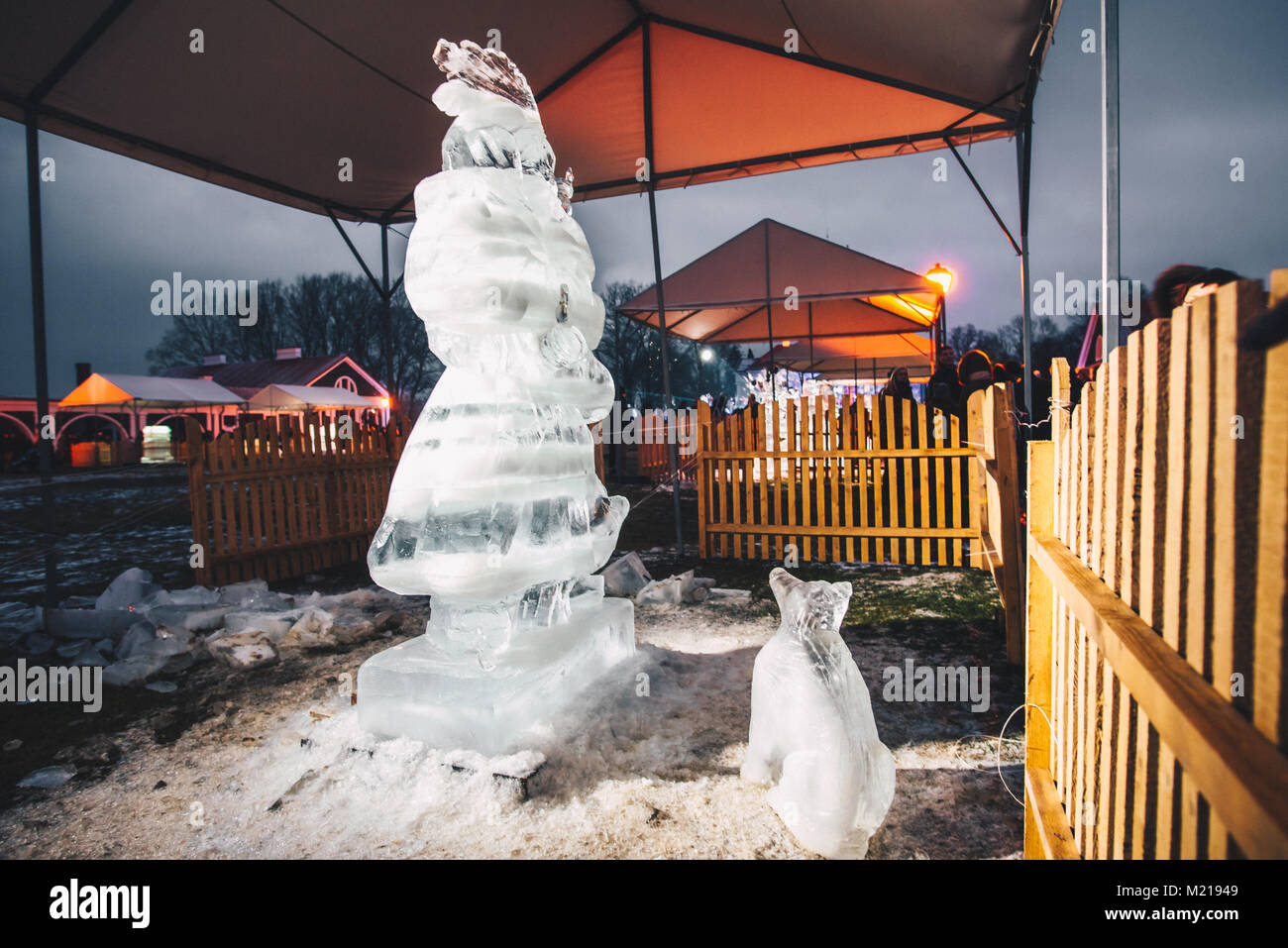 Pakruojis, Lituania, 3 feb 2018. Sculture di ghiaccio festival in Pakruojis Manor. Notte tempo. Credito: Andrius Aleksandravicius/Alamy Live News Foto Stock