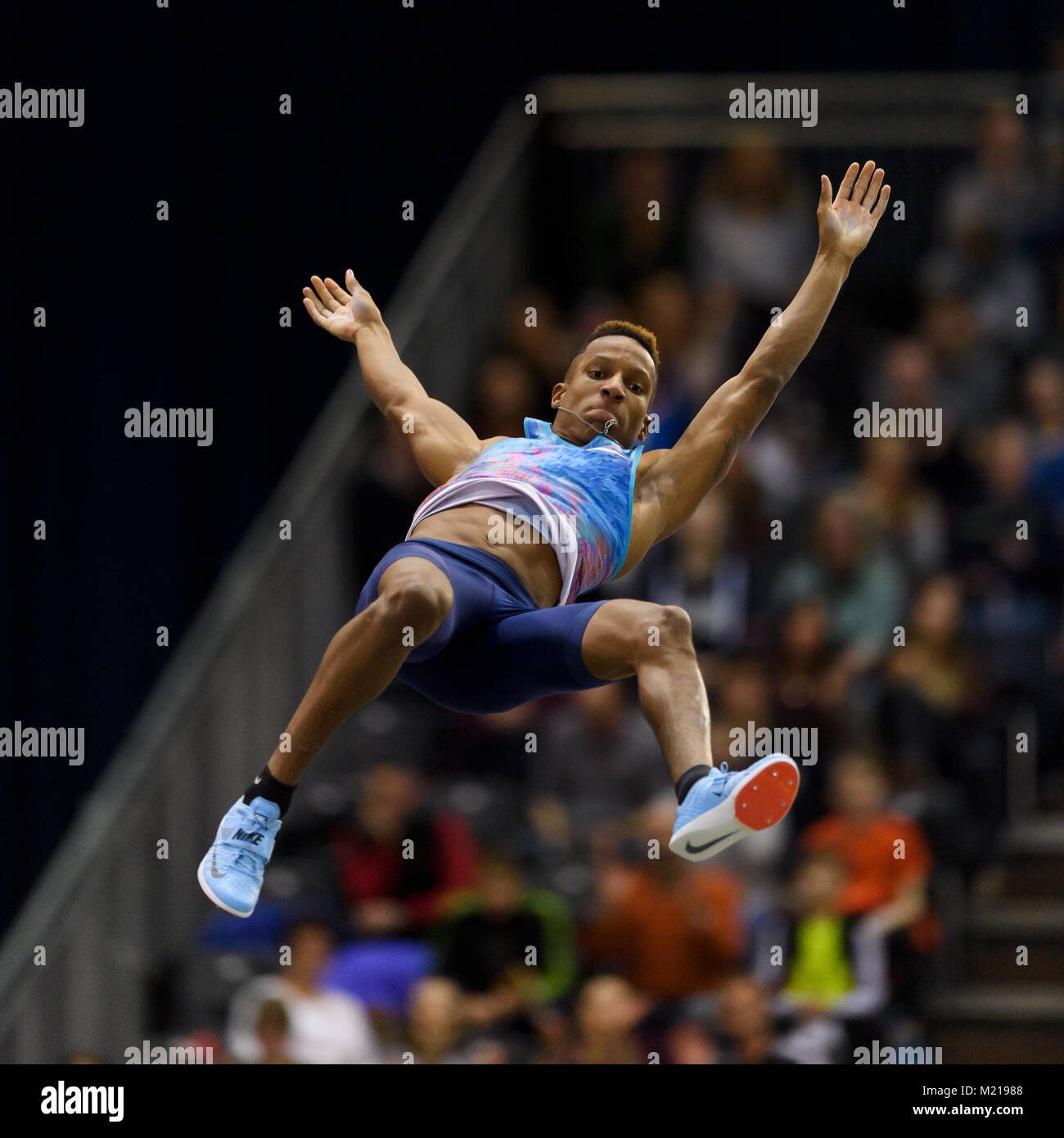 Karlsruhe, Deutschland. 03Feb, 2018. Stabhochsprung: Sieger, Gewinner Raphael Holzdeppe (GER). GES/ Leichtathletik/ riunione interna di Karlsruhe, 03.02.2018 -- atletica meeting Indoor di Karlsruhe, Feb 03, 2018 -- |utilizzo del credito in tutto il mondo: dpa/Alamy Live News Foto Stock