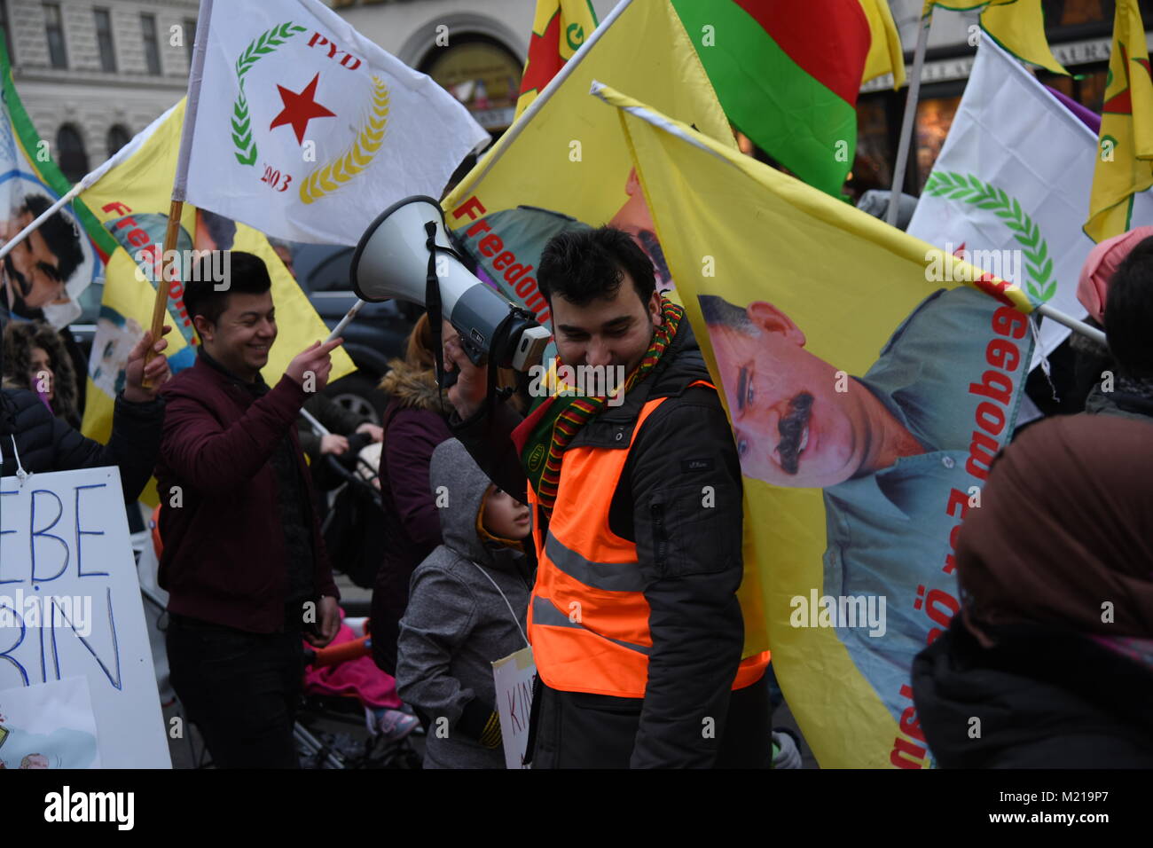 2018, 2 febbraio. Vienna/Austria. Fino a 2.000 persone scendono in strada per protestare contro i Turchi un intervento militare in Afrin. Gli uomini in mezzo ad una folla di manifestanti tenendo un megafono. Credito: Vincent Sufiyan/Alamy Live News Foto Stock