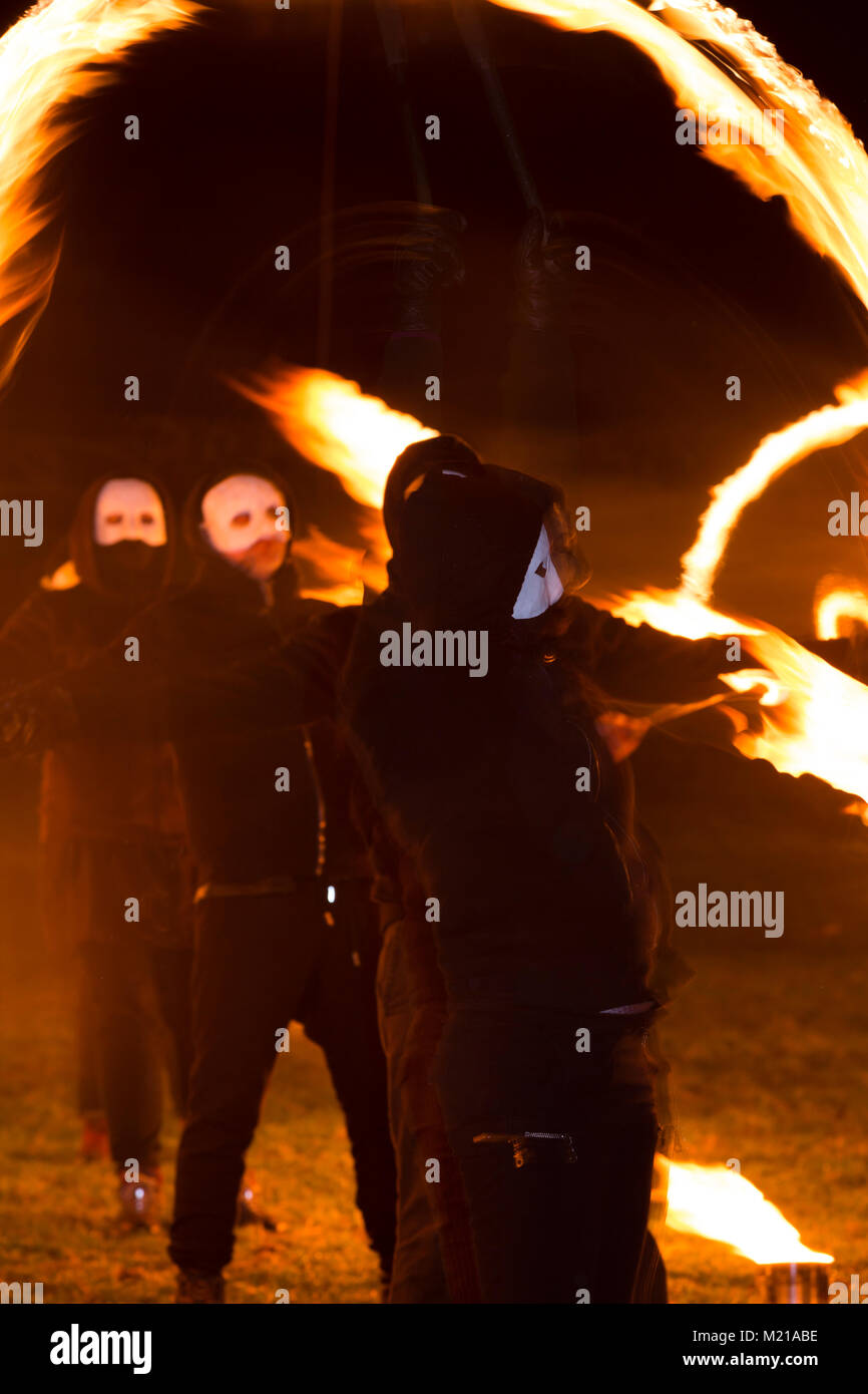 Marsden, UK. 03 Febbraio, 2018. Fire esecutori al Imbolc Festa del Fuoco. Imbolc è una antica festa per contrassegnare l'inizio della primavera. Credito: David Preston/Alamy Live News Foto Stock