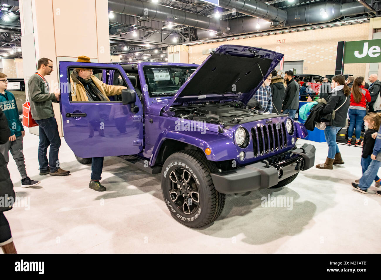 Philadelphia, Pennsylvania, USA. 3 febbraio 2018. Le persone che si godono il 2018 automotive mostrano in Philadelphia, PA, Stati Uniti d'America. Credito: Kelleher Fotografia/Alamy Live News. Foto Stock