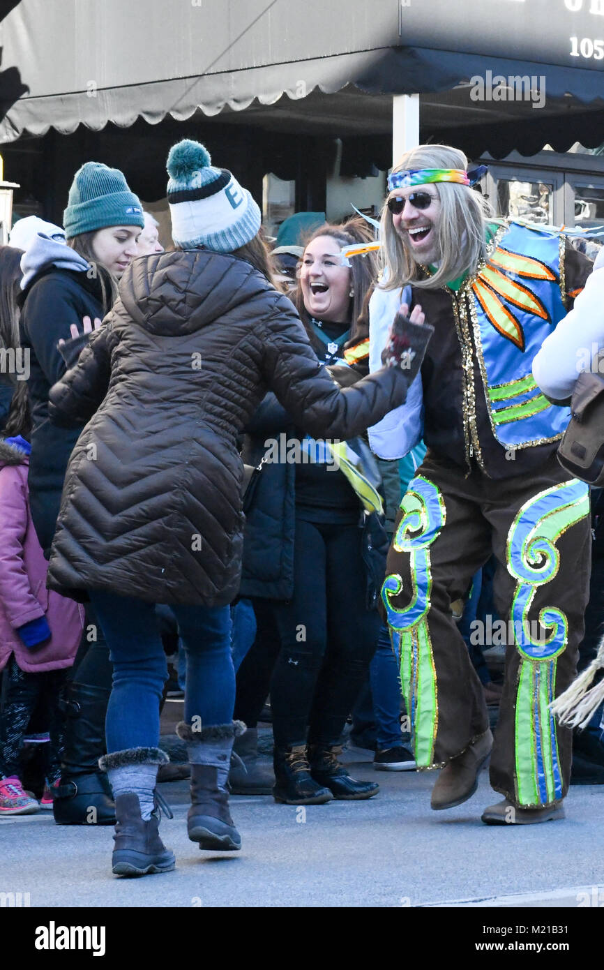 Media, PA, Stati Uniti d'America, migliaia di Philadelphia Eagles tifosi lungo le strade di supporti per un rally di supporto del campionato NFC Philadelphia Eagles nel loro perseguimento di vincere la NFL Super Bowl. Un mummers string band suona pep rally partecipanti | Media, Delaware County, PA è situato a circa 14 miglia a sud di Philadelphia, PA. Temperature nella metà 20 gradi (Fahrenheit) Credito: Don Mennig/Alamy Live News Foto Stock