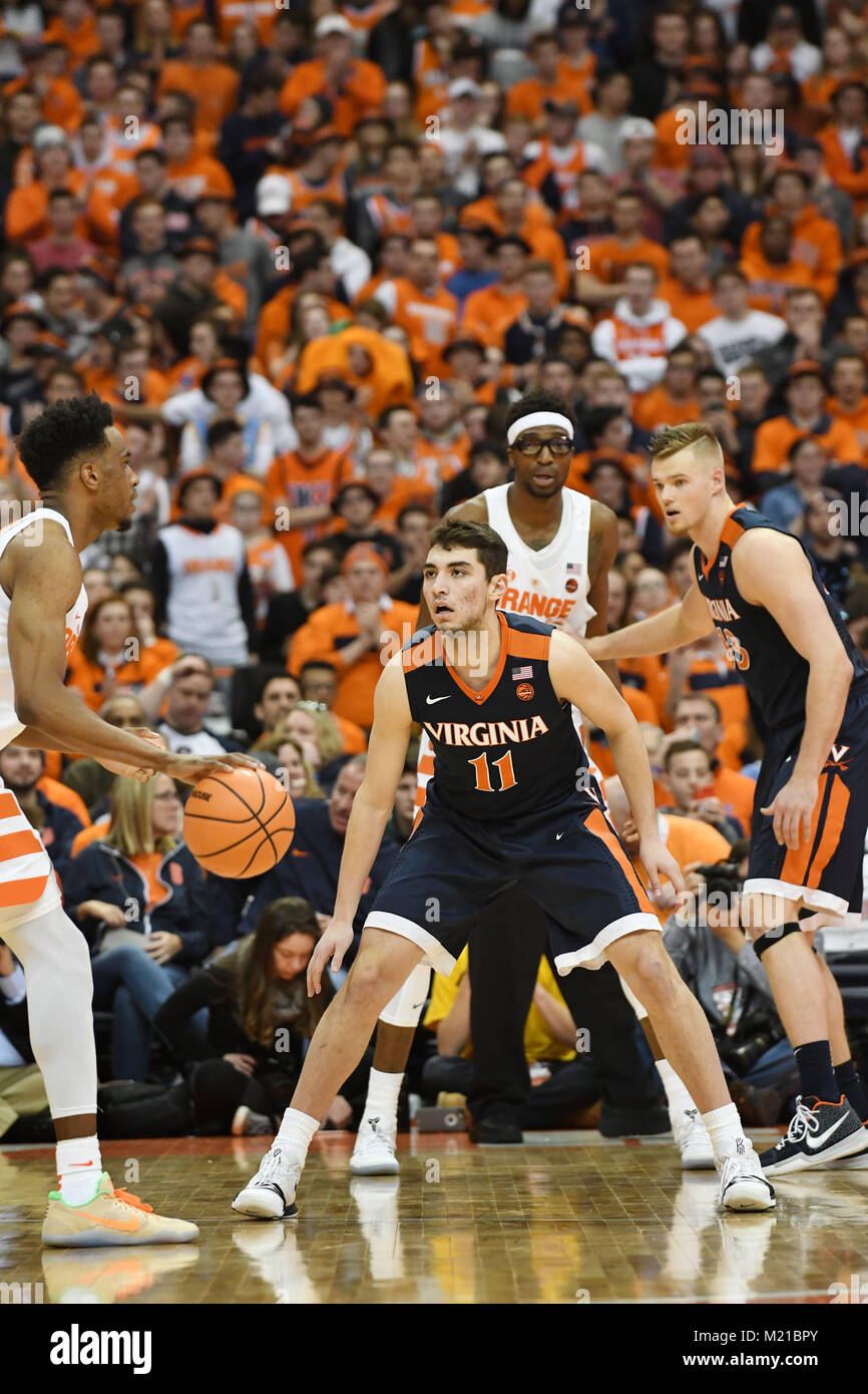 Syracuse, NY, STATI UNITI D'AMERICA. 3 febbraio, 2018. Virginia Cavalier guard Ty Jerome n. 11 sulla difesa come Virginia sconfitto Siracusa 59-44 nella parte anteriore del 27,083 fans in un matchup ACC al Carrier Dome in Syracuse, New York. Foto di Alan Schwartz/Cal Sport Media/Alamy Live News Foto Stock