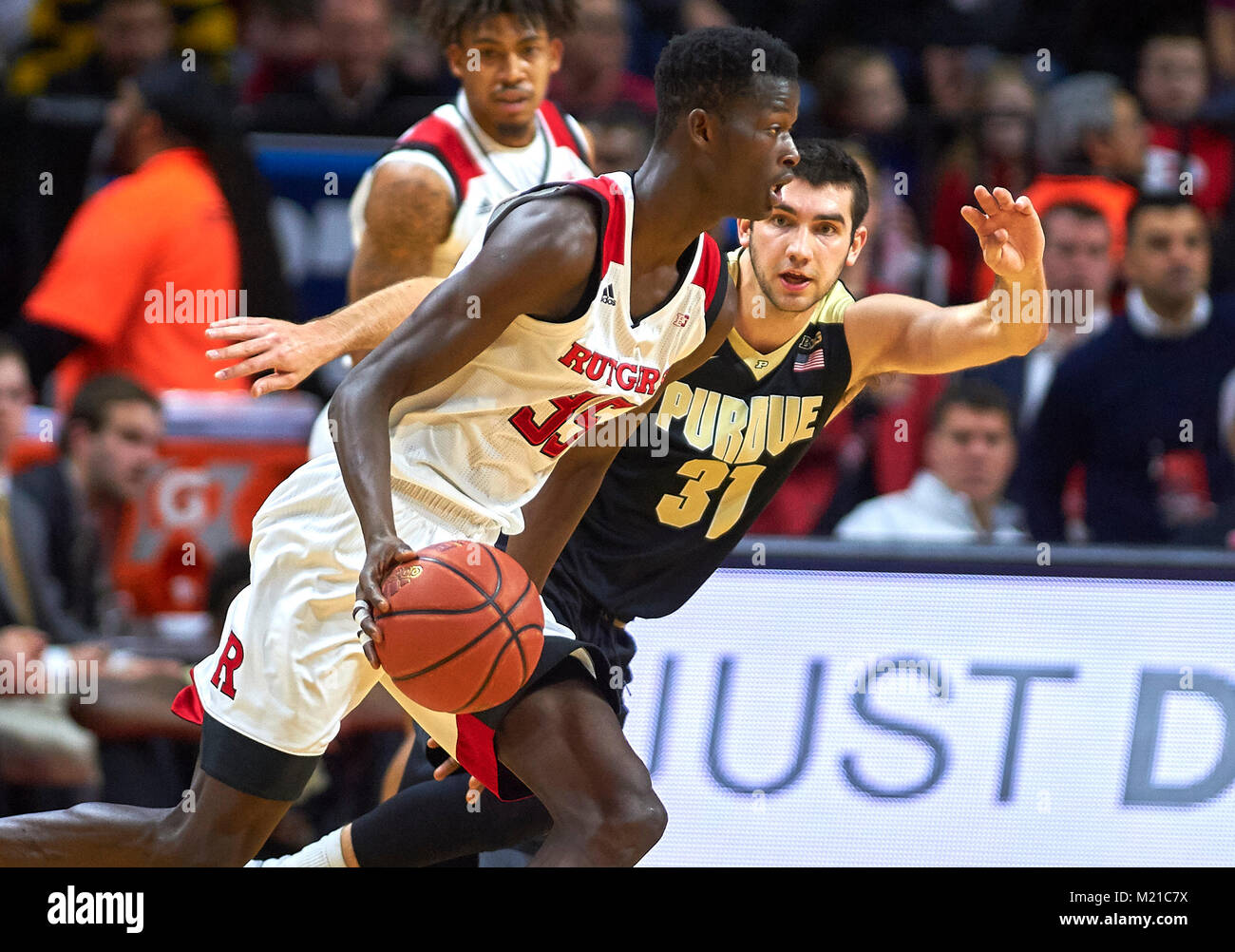 Piscataway, New Jersey, USA. 3 febbraio, 2018. Purdue Boilermakers guard Dakota Mathias (31) difende la Rutgers Scarlet Knights guard Issa Thiam (35) nel primo semestre alla Rutgers Athletic Center di Piscataway, New Jersey. #3Purdue sconfitto Rutgers 78-76. Duncan Williams/CSM/Alamy Live News Foto Stock