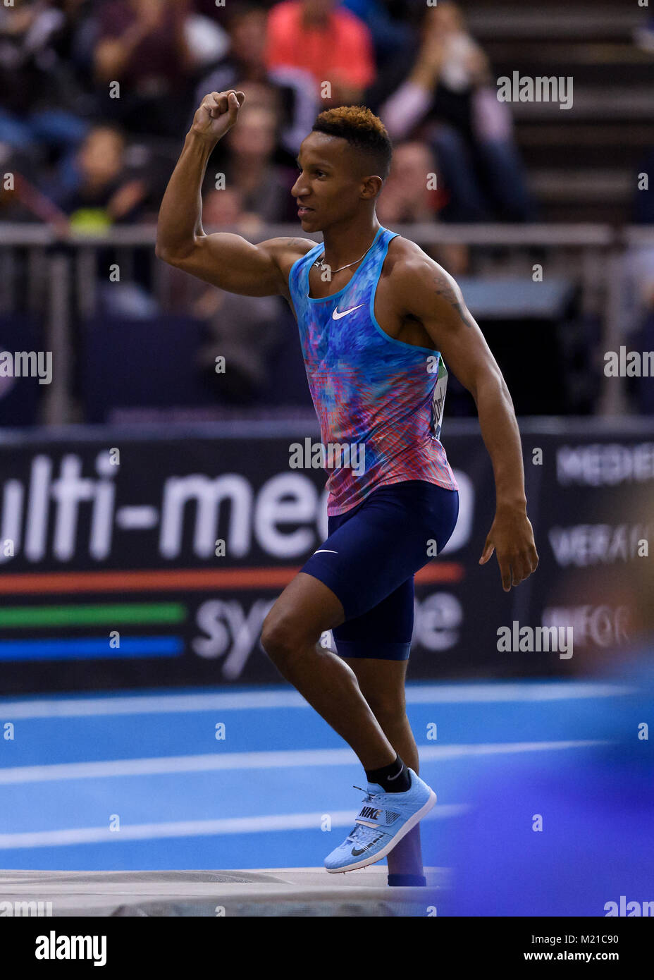 Karlsruhe, Deutschland. 03Feb, 2018. Stabhochsprung: Sieger, Gewinner Raphael Holzdeppe (GER). GES/ Leichtathletik/ riunione interna di Karlsruhe, 03.02.2018 -- atletica meeting Indoor di Karlsruhe, Feb 03, 2018 -- |utilizzo del credito in tutto il mondo: dpa/Alamy Live News Foto Stock