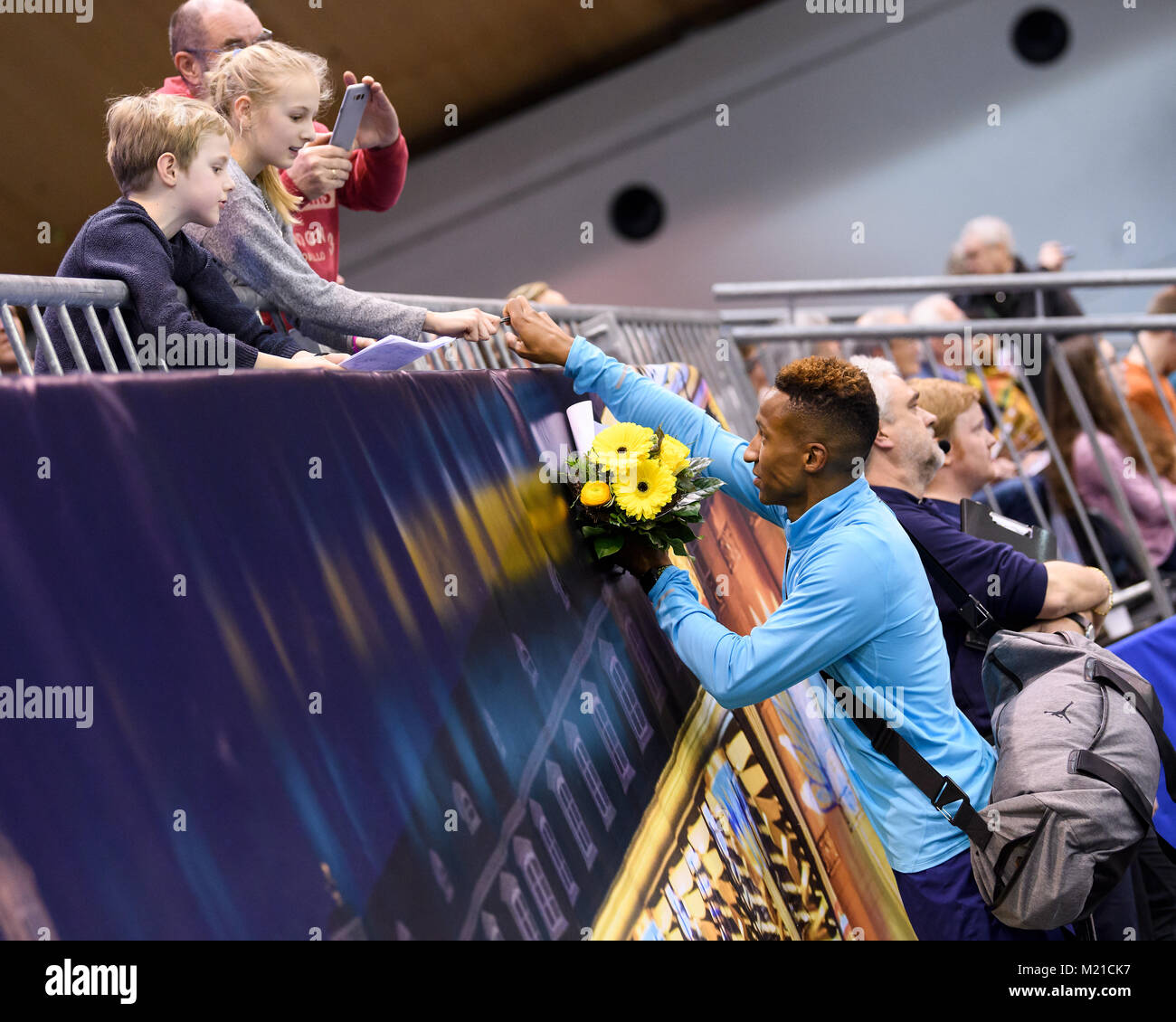 Karlsruhe, Deutschland. 03Feb, 2018. Stabhochsprung: Sieger Raphael Holzdeppe (GER) dà Autogramme beim Verlasen der Halle. GES/ Leichtathletik/ riunione interna di Karlsruhe, 03.02.2018 -- atletica meeting Indoor di Karlsruhe, Feb 03, 2018 -- |utilizzo del credito in tutto il mondo: dpa/Alamy Live News Foto Stock