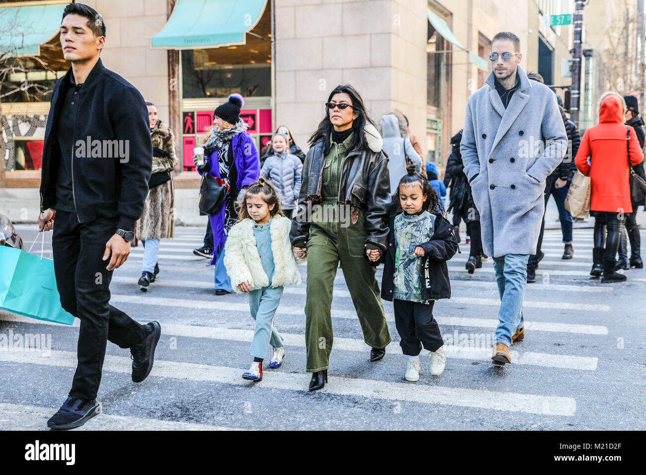 Kourtney Kardashian, Penelope Disick e Nord Ovest sono visto lasciare il negozio Tifany su 5 Avenue a Manhattan New York questo sabato, 03. (Foto: William Volcov) Credito: Brasile Photo Press/Alamy Live News Foto Stock