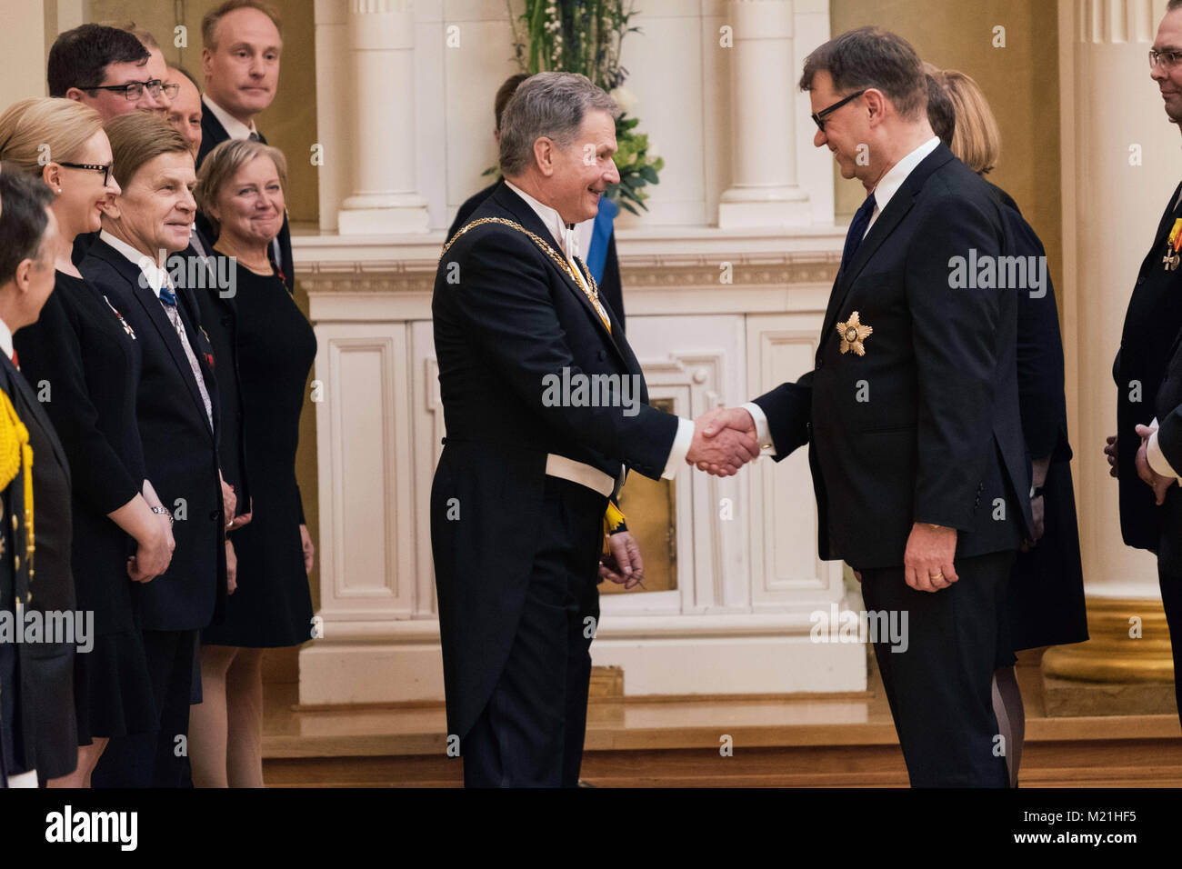 Helsinki, Uusima, Finlandia. Il 1° febbraio 2018. Sauli Niinisto (L) riconfermato Presidente della Repubblica di Finlandia scuote le mani con Juha Sipila (R) presidente del governo finlandese durante l inaugurazione del Presidente della Repubblica di Finlandia.Domenica elezioni 28.01.2018 Sauli Niinisto è stato rieletto come Presidente della Repubblica finlandese con il 63 per cento dei voti. Credito: Alessandro Rampazzo/SOPA/ZUMA filo/Alamy Live News Foto Stock