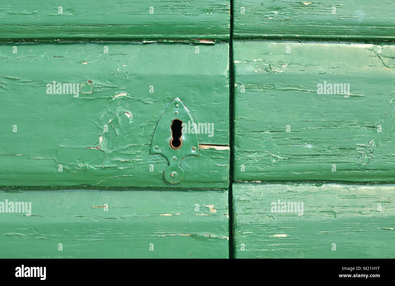 Parte di verde a due pezzi della porta di legno con una toppa adatto come sfondo Foto Stock