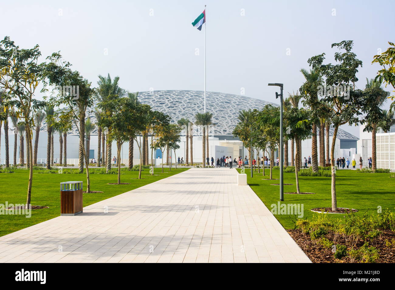 ABU DHABI, Emirati Arabi Uniti - 26 gennaio 2018: Louvre Abu Dhabi esterno dell'edificio e l'entrata. Nuovo museo in Emirati Arabi Uniti aperto su nove Foto Stock