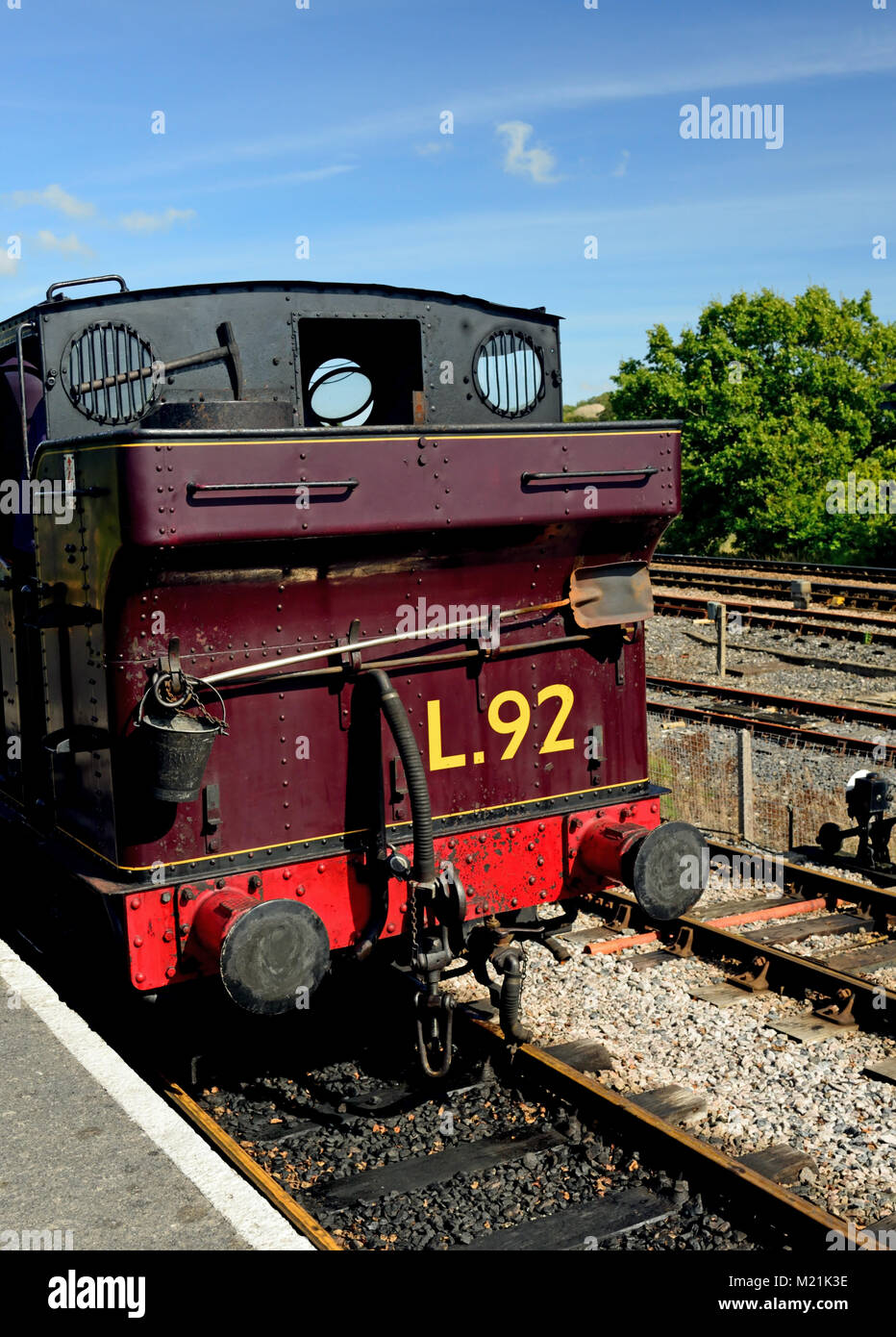I vigili del fuoco gli strumenti da appendere il bunker di Londra Trasporto bauletto serbatoio n. L92 a Totnes Riverside stazione sul South Devon Railway. Foto Stock