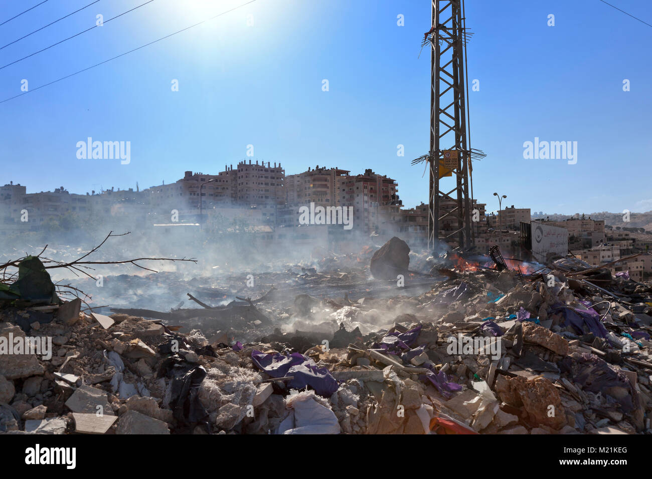 Betlemme, Palestina, 10 Giugno 2014: Garbage dump nel deserto della Giudea, vicino a Betlemme. Il conflitto con Israele e la sua situazione di stallo politico lasciare un po' di parte Foto Stock