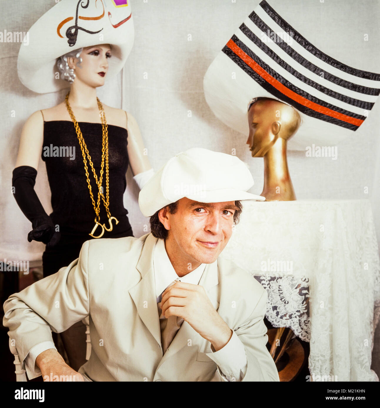 David scellino modista, moda, hat designer, sinonimo con la progettazione di cappelli stravaganti e abbigliamento visualizzati sul giorno delle donne presso il Royal Ascot, Fotografata a Londra, 1990 Foto Stock