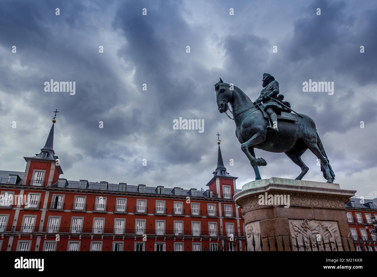 Il re Filippo III statua in Plaza Mayor, Madrid, Spagna. Foto Stock