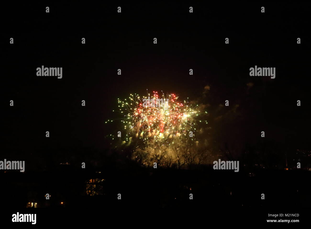 Fuochi d'artificio colorati contro il cielo nero nella notte Foto Stock