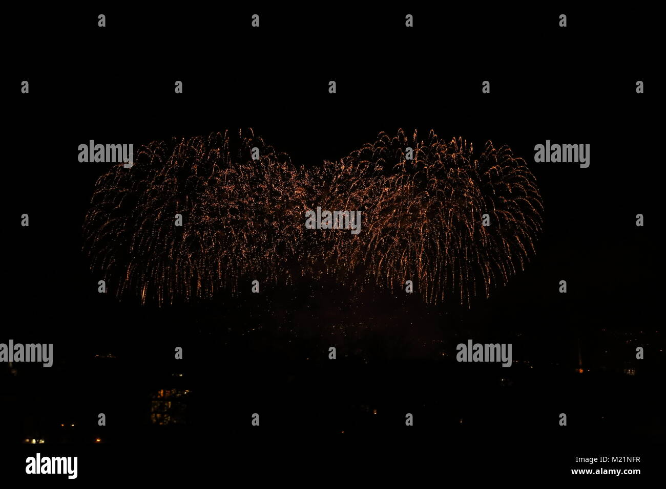 Fuochi d'artificio colorati contro il cielo nero nella notte Foto Stock