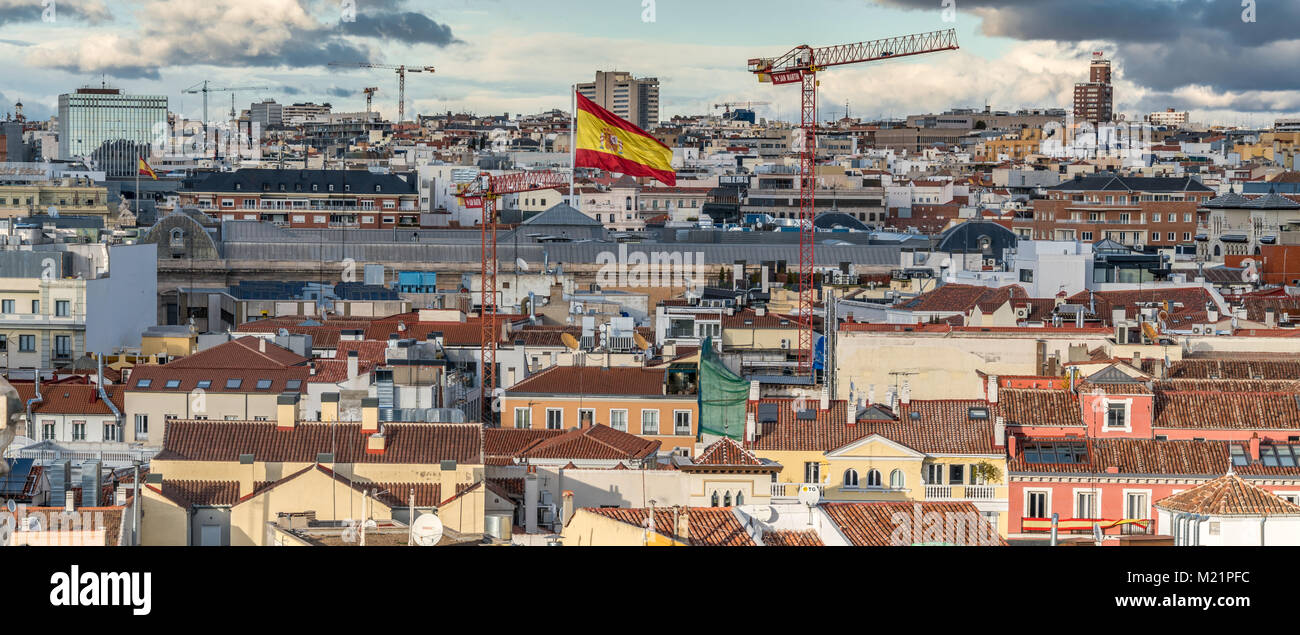 Lo skyline di Madrid vista tramonto Da Cibeles Palace il Municipio, la città di Madrid edificio del Consiglio grande bandiera spagnola sul Museo archeologico e Biblioteca Nazionale Foto Stock