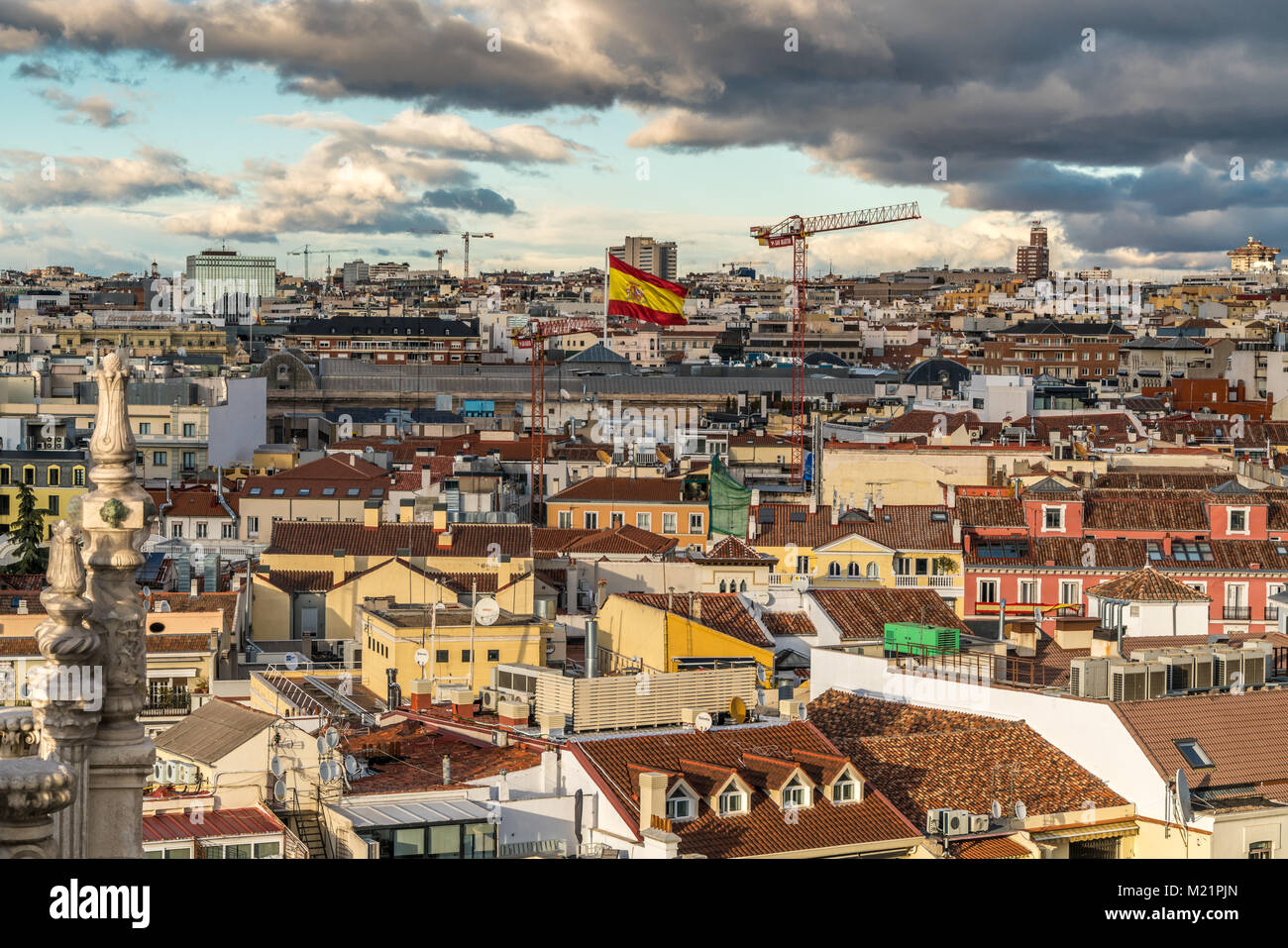 Lo skyline di Madrid vista tramonto Da Cibeles Palace il Municipio, la città di Madrid edificio del Consiglio grande bandiera spagnola sul Museo archeologico e Biblioteca Nazionale Foto Stock