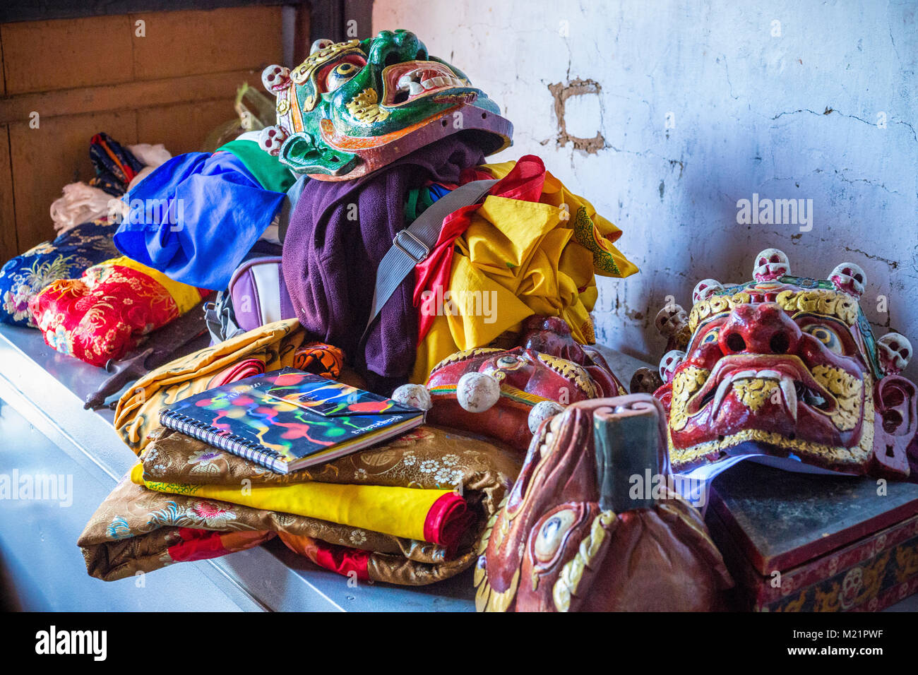 Prakhar Lhakhang, Bumthang, Bhutan. Maschere di danza e accessori in attesa fino a quando non sono necessari. Foto Stock