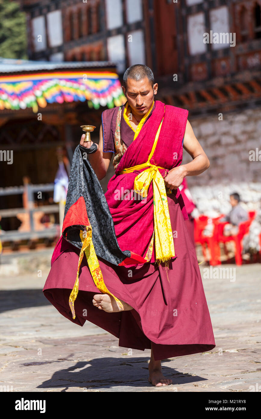 Prakhar Lhakhang, Bumthang, Bhutan. Ballerini di eseguire al Duechoed Festival religioso. Foto Stock