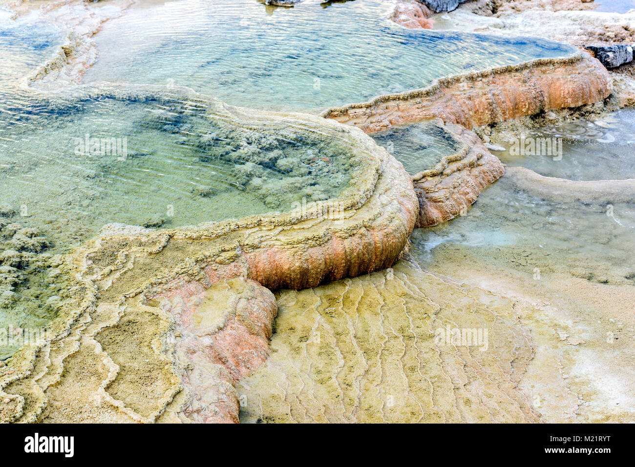 Terrazza di montagna, il calcare e le formazioni rocciose a Mammoth Hot Springs nel Parco Nazionale di Yellowstone, Wyoming USA Foto Stock