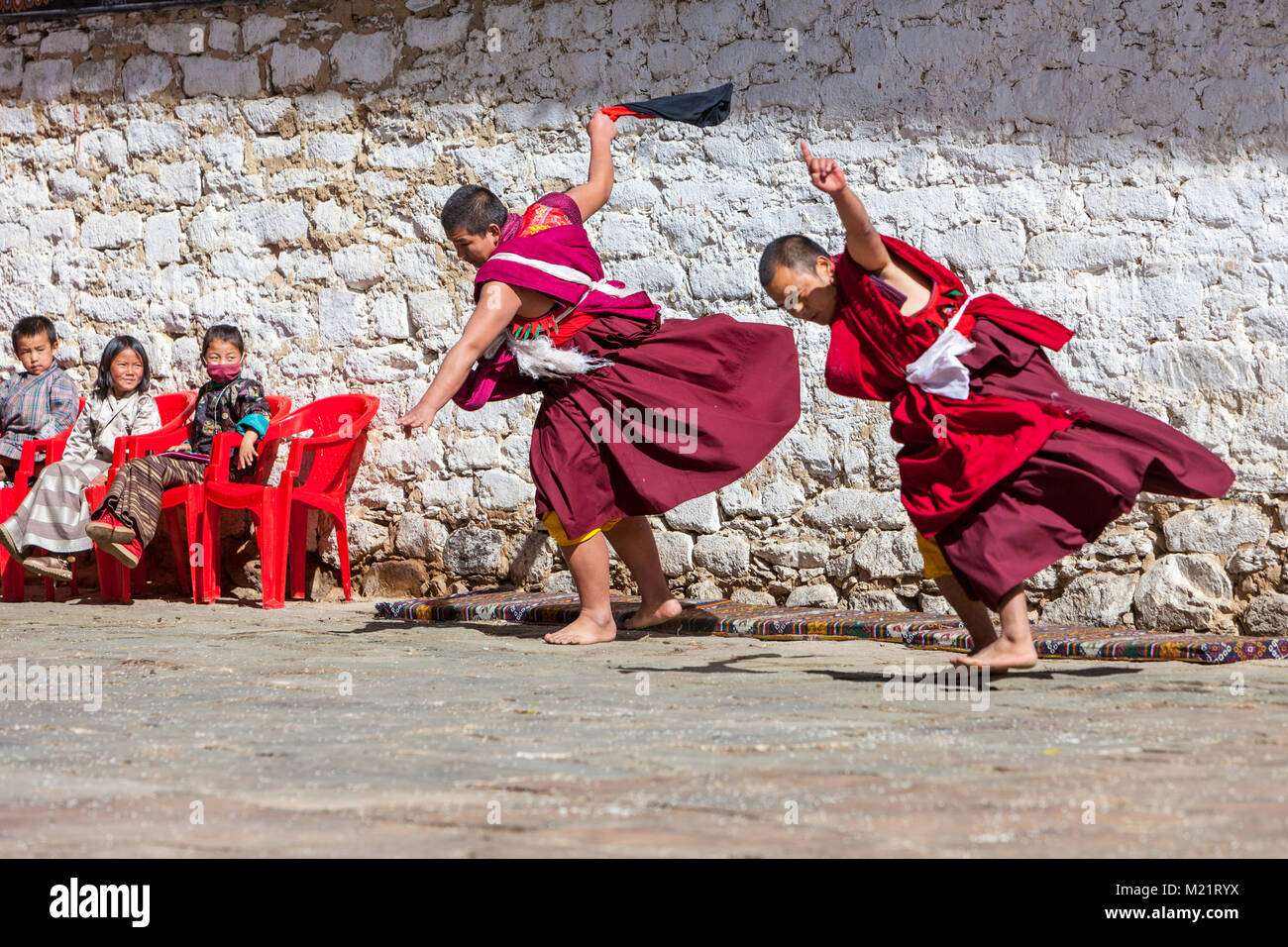 Prakhar Lhakhang, Bumthang, Bhutan. Ballerini di eseguire al Duechoed Festival religioso. Foto Stock