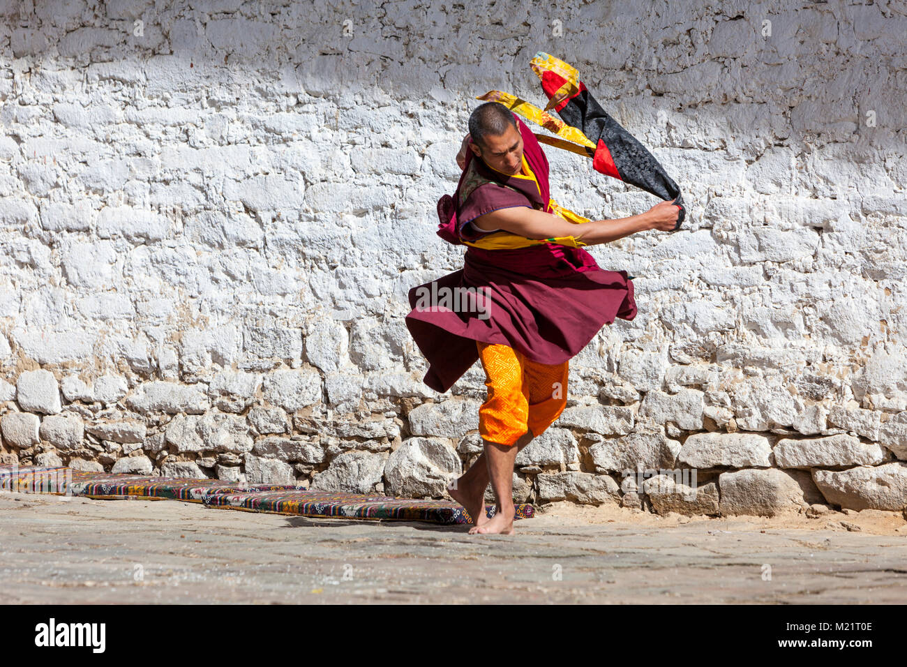 Prakhar Lhakhang, Bumthang, Bhutan. Ballerini di eseguire al Duechoed Festival religioso. Foto Stock