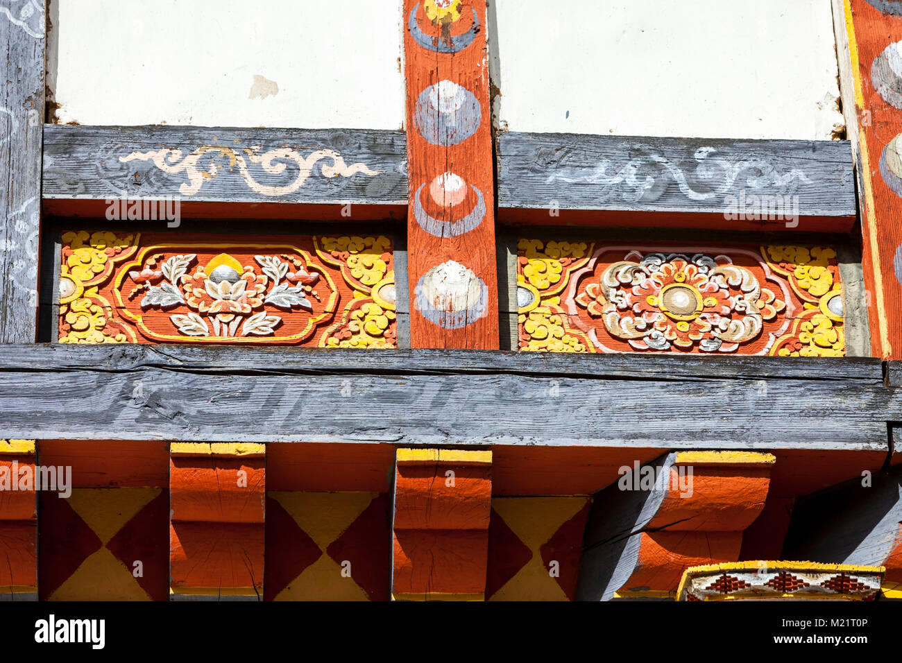 Prakhar Lhakhang, Bumthang, Bhutan. La decorazione floreale scolpito in legno, cortile centrale. Foto Stock