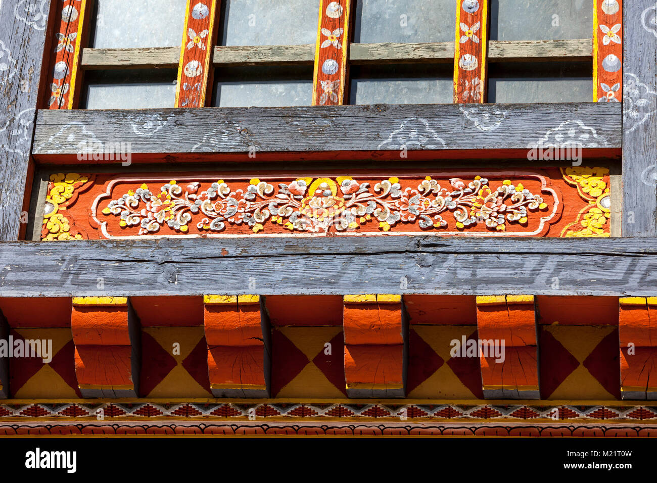 Prakhar Lhakhang, Bumthang, Bhutan. La decorazione floreale scolpito in legno, cortile centrale. Foto Stock