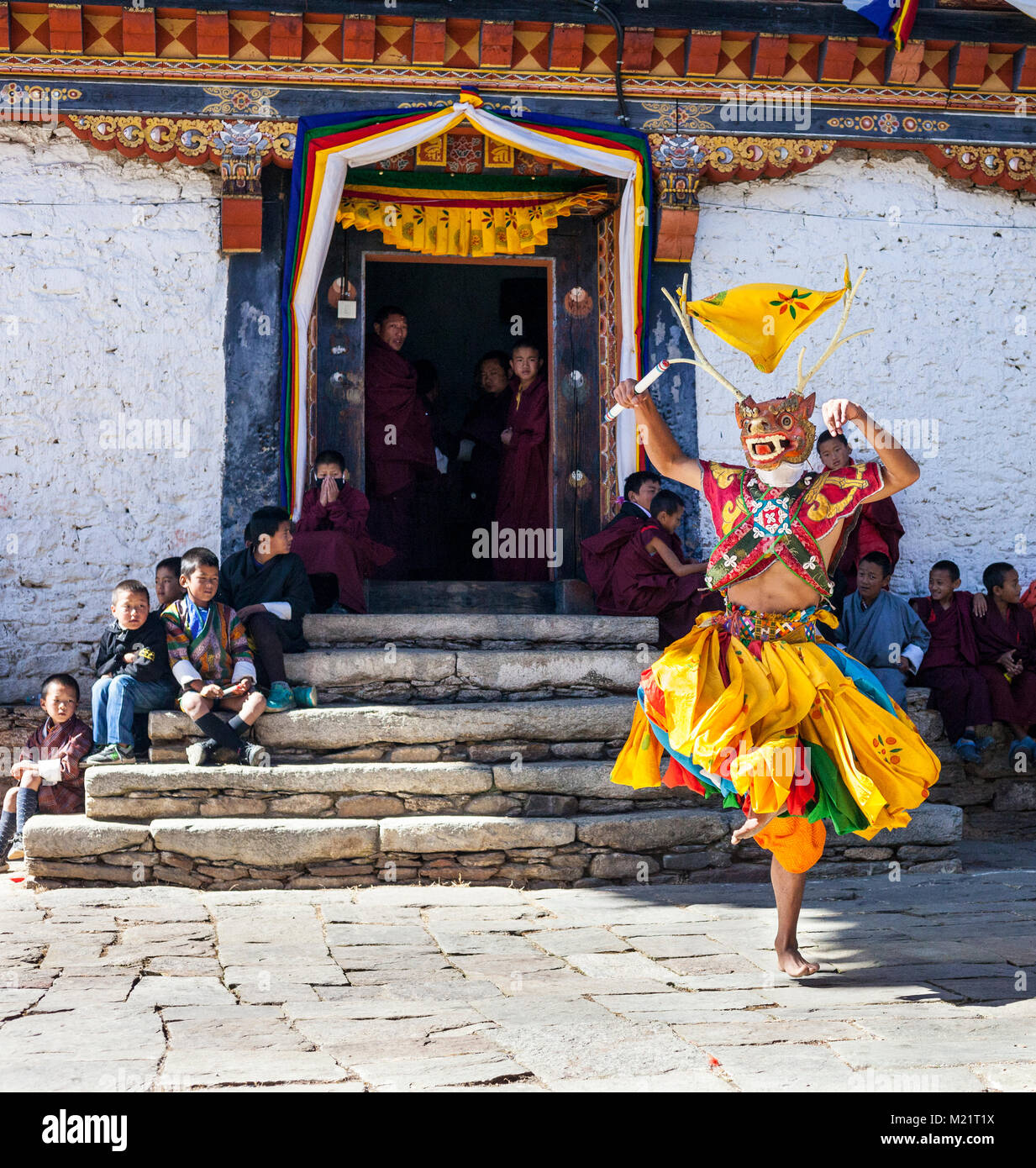 Prakhar Lhakhang, Bumthang, Bhutan. Monaco buddista di indossare la maschera di una divinità mitologica mentre si esegue una danza nel Duechoed Festival religioso. Foto Stock