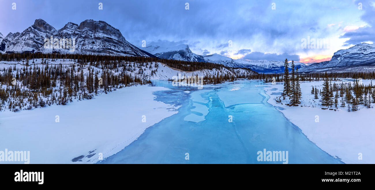 Opache acque turchesi del fiume Mistaya in Saskatchewan attraversamento fluviale lungo la Icefields Parkway, Alberta Foto Stock