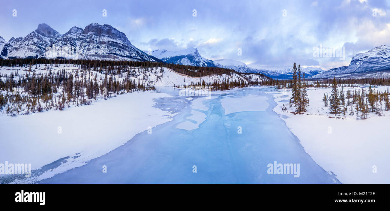 Opache acque turchesi del fiume Mistaya in Saskatchewan attraversamento fluviale lungo la Icefields Parkway, Alberta Foto Stock
