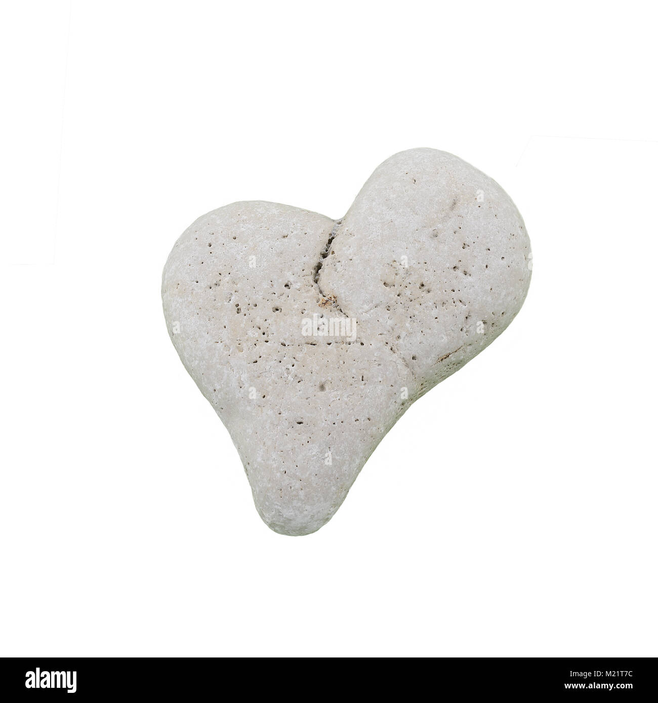 Pietra naturale cuore rotto dal gelo, ghiaccio, tempo e clima isolati su sfondo bianco. Foto Stock