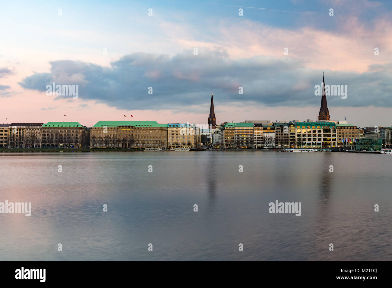 Die Skyline von Hamburg mit Blick auf die Binnenalster und den Jungfernstieg. Foto Stock