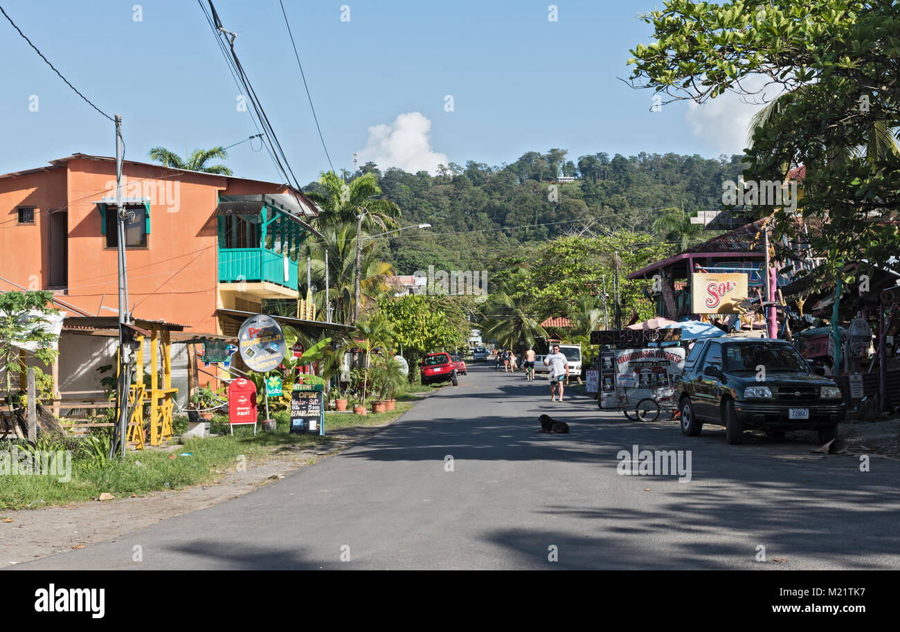 Vista di una strada in Puerto Viejo de Talamanca, Costa Rica Foto Stock